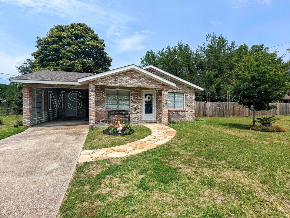104 Charleswood Ln in Long Beach, MS - Building Photo