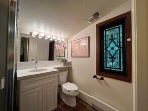 2567 N Fitch Mountain Rd, Unit 2 in Healdsburg, CA - Building Photo - Building Photo