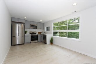 308 Chestnut Hill Rd in Wilton, CT - Building Photo - Building Photo