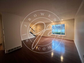 4042 Newcastle Dr in Sylvania, OH - Foto de edificio - Building Photo