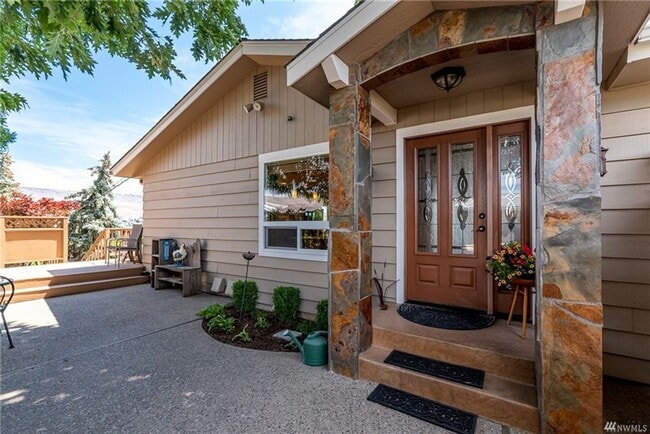 property at 2904 Alvista Pl