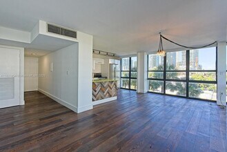 600 NE 36th St, Unit 423 in Miami, FL - Building Photo - Building Photo