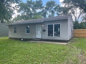 906 Moore St in Danville, IL - Building Photo