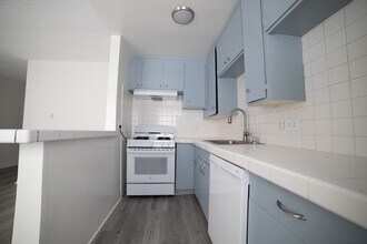 1315 Ocean Park Blvd in Santa Monica, CA - Foto de edificio - Building Photo