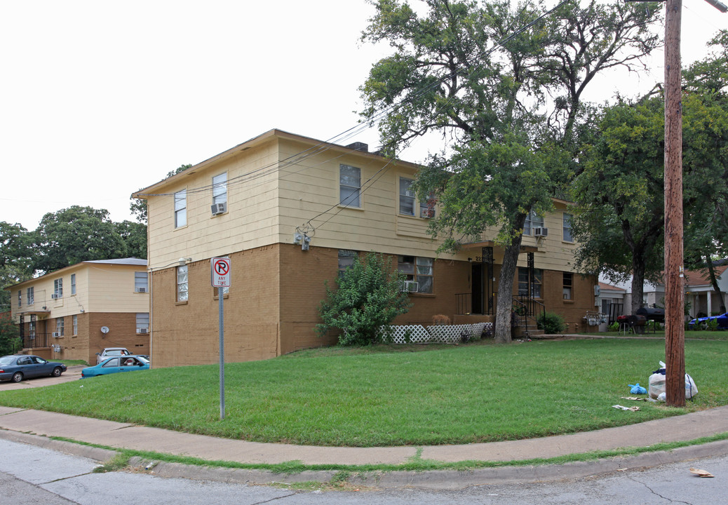 2215 Riverview Dr in Irving, TX - Building Photo