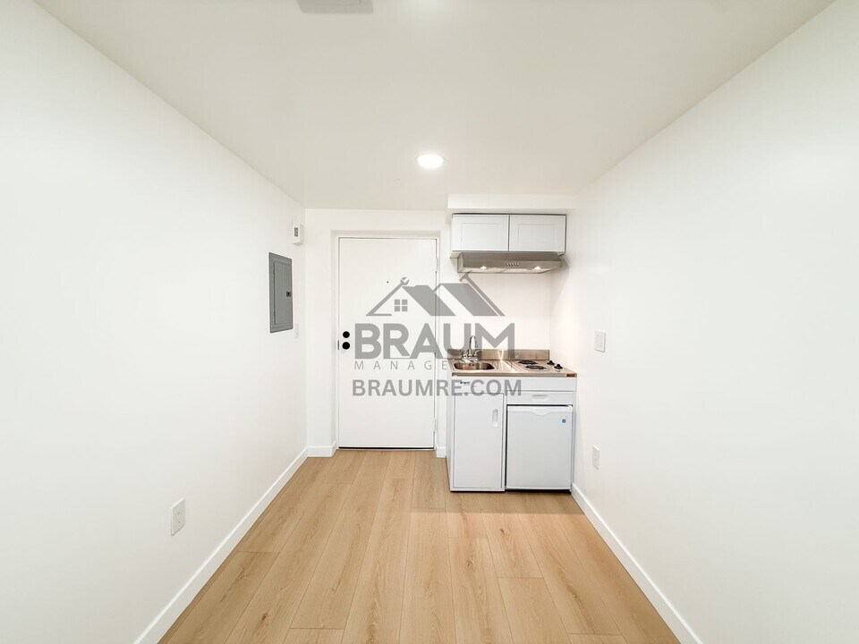 4404 Stern Ave in Los Angeles, CA - Building Photo