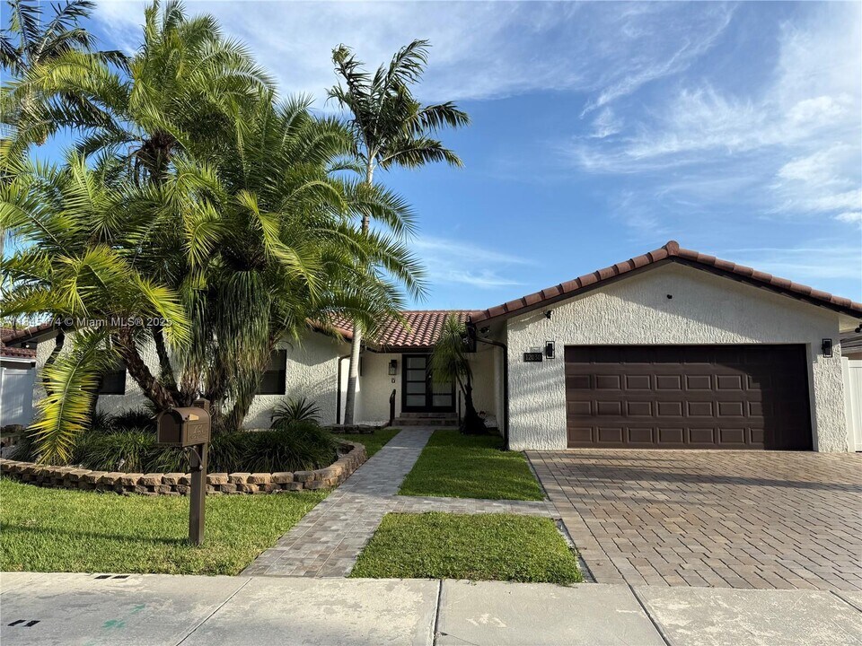 12030 SW 92nd St in Miami, FL - Building Photo