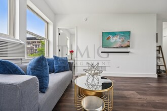 1553 W Hollywood Ave in Chicago, IL - Building Photo - Building Photo