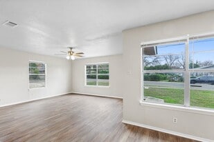 101-103 Lockhart St in San Marcos, TX - Building Photo