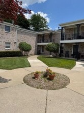 24212 E River Rd in Grosse Ile, MI - Building Photo - Building Photo