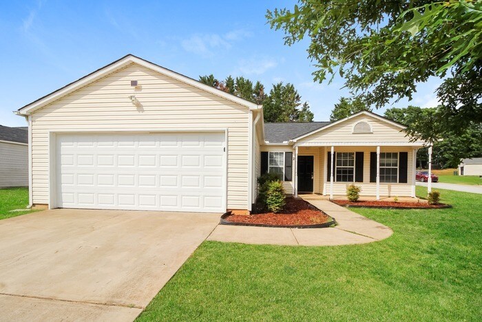 2 Cattle Ct in Simpsonville, SC - Building Photo
