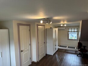 899 Bowling Green Dr in Westbury, NY - Building Photo - Building Photo