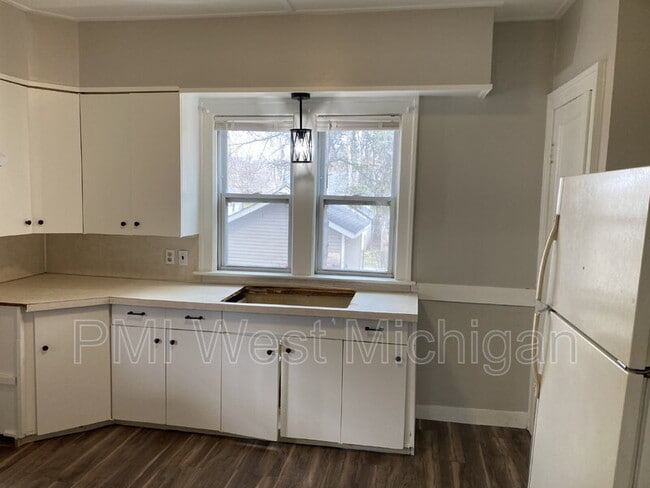 337 Cedar St NE in Grand Rapids, MI - Building Photo - Building Photo