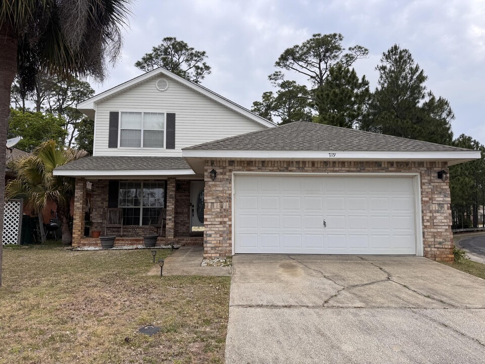 719 Marsh Harbor Dr in Mary Esther, FL - Building Photo