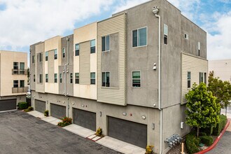 Upland Central Townhomes in Upland, CA - Foto de edificio - Building Photo