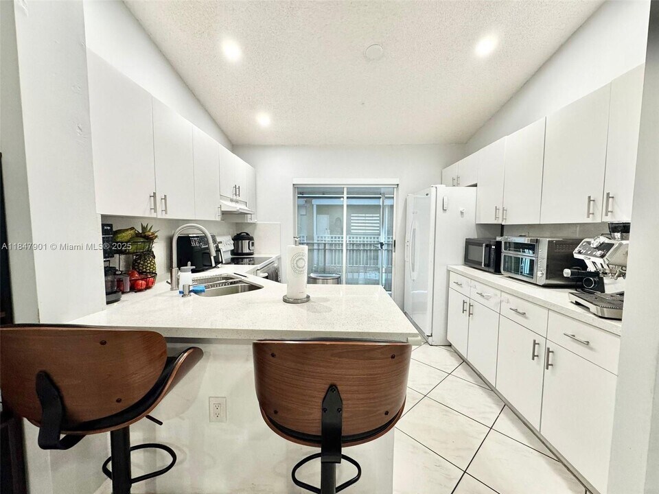 2527 W 76th St in Hialeah, FL - Building Photo