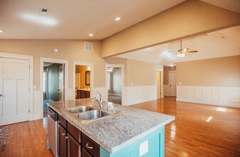 Walnut Home - Behind Greek Row! in Springfield, MO - Building Photo - Building Photo