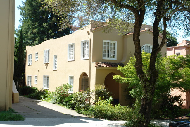 2440 Hilgard Ave in Berkeley, CA - Foto de edificio - Building Photo