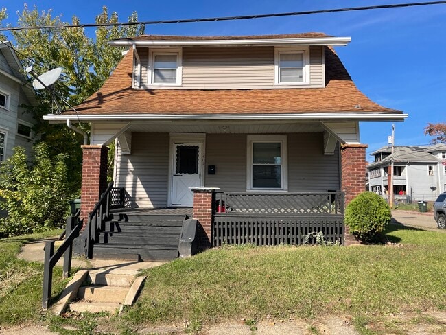 property at 1401 8th St NW