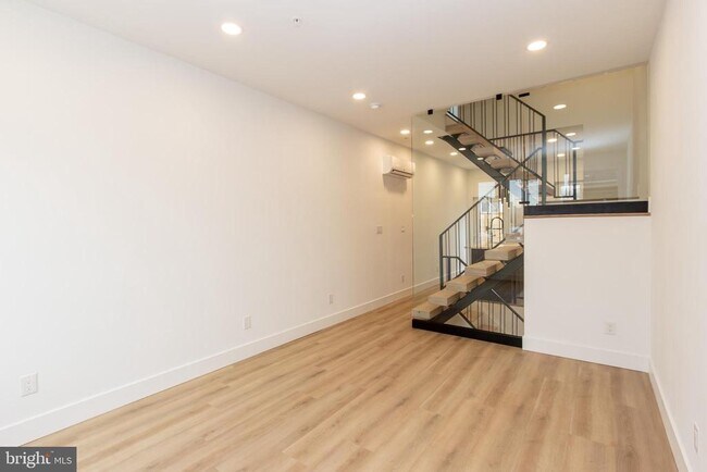 property at 1544 N Darien St