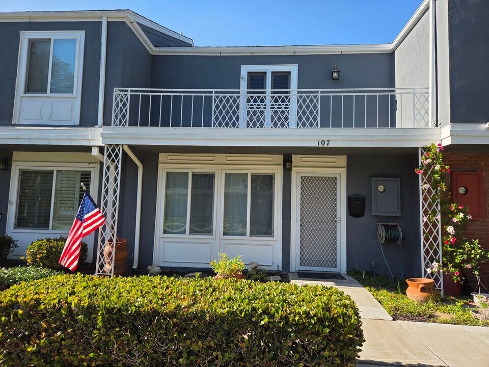 107 Morristown Ln in Costa Mesa, CA - Building Photo