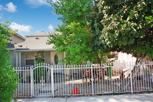 7423 Haskell Ave in Van Nuys, CA - Building Photo - Building Photo