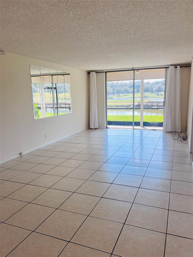 3001 W Rolling Hills Cir, Unit 102 in Davie, FL - Building Photo - Building Photo