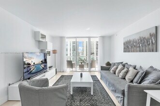 1155 Brickell Bay Dr in Miami, FL - Building Photo - Building Photo