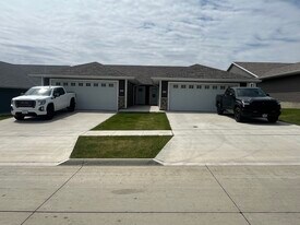 317 Post Oak Dr in Cedar Falls, IA - Building Photo