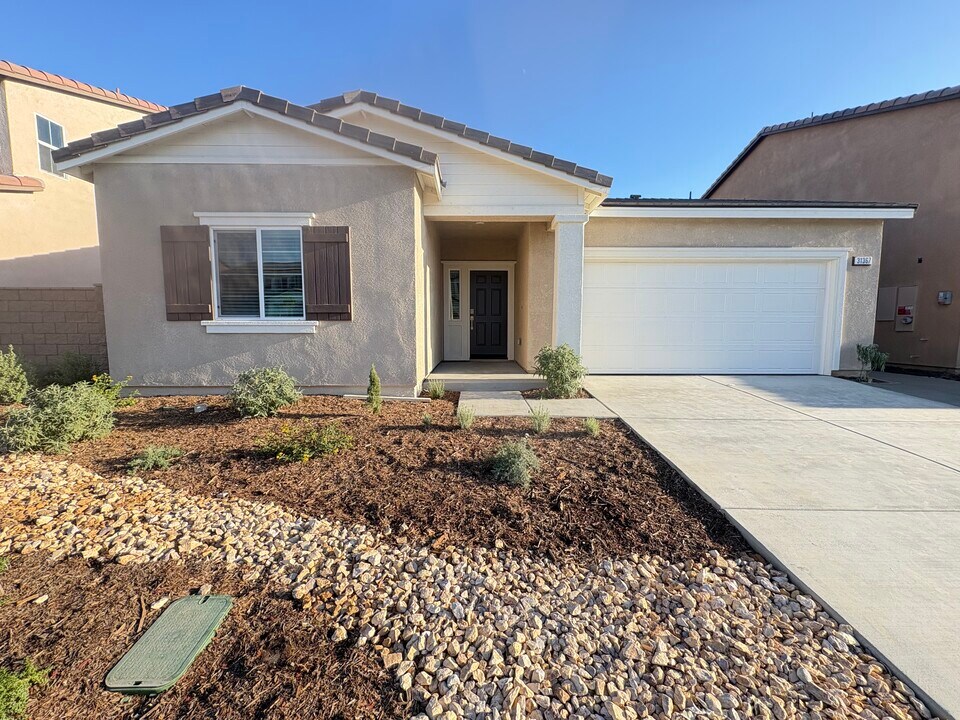 31367 Autumn Blaze Dr in Winchester, CA - Building Photo