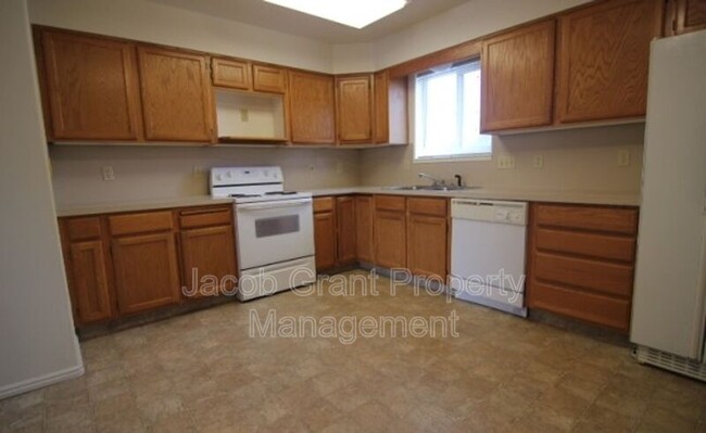 1940 Ammon Rd in Ammon, ID - Building Photo - Building Photo
