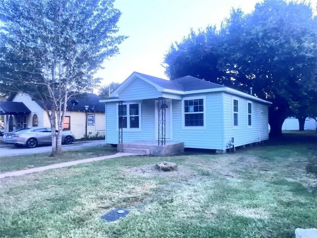 1003 Merchant St in El Campo, TX - Building Photo - Building Photo