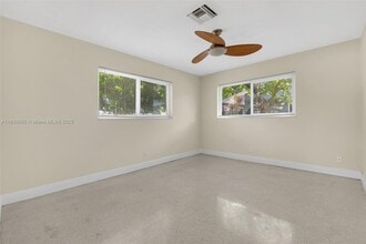 330 NE 42nd Ct in Oakland Park, FL - Building Photo - Building Photo