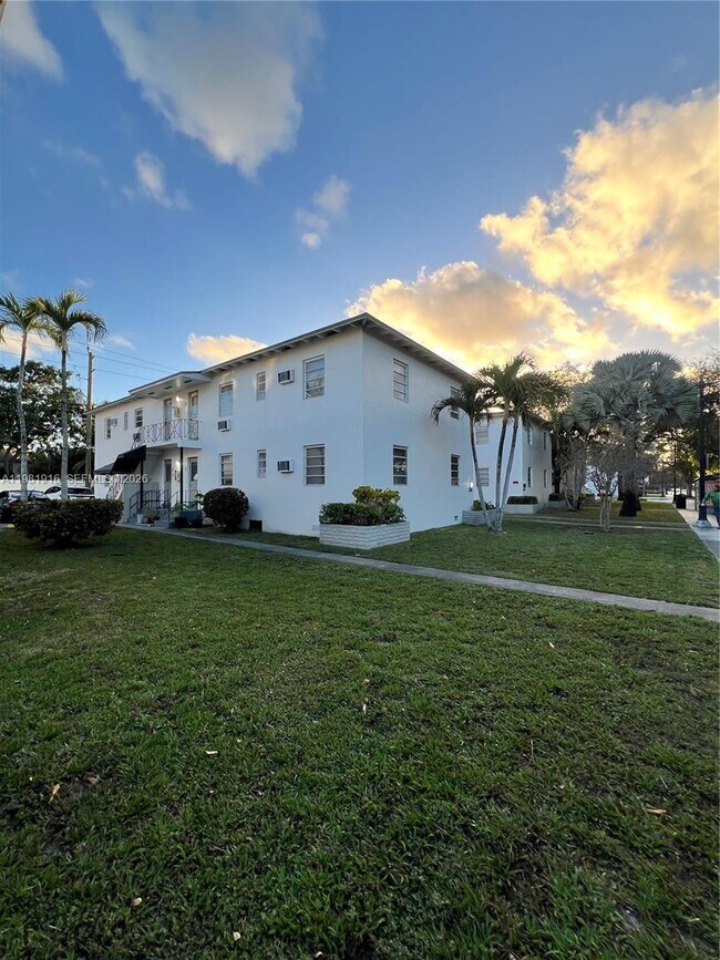 2390 SW 22nd St in Miami, FL - Foto de edificio - Building Photo