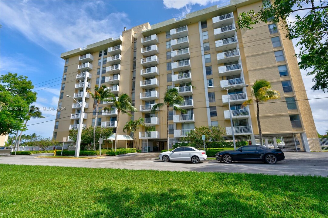 2000 NE 135th St, Unit 908 in North Miami, FL - Foto de edificio