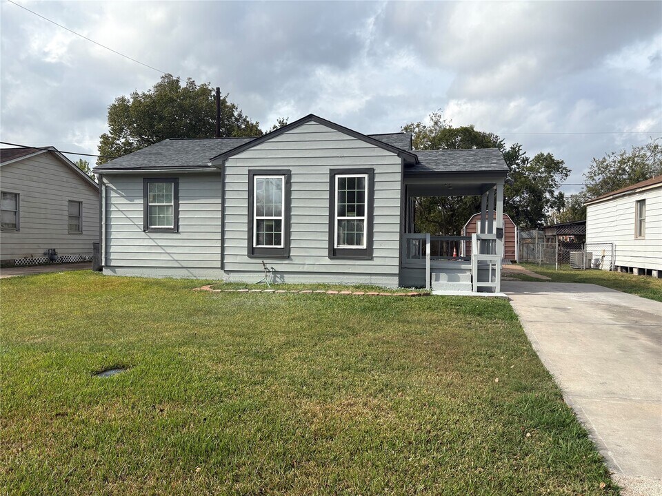 1307 Westway St in Galena Park, TX - Building Photo