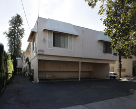 The Terrace Apartments in Tarzana, CA - Building Photo - Building Photo