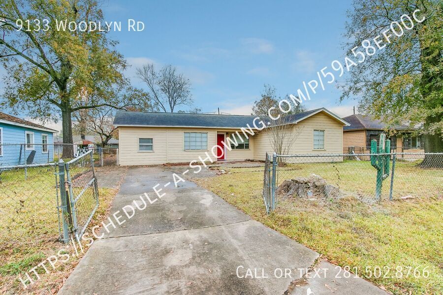 9133 Woodlyn Rd in Houston, TX - Building Photo