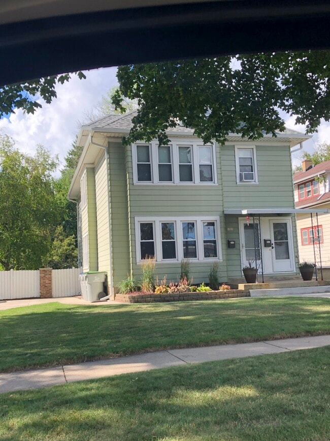 property at 1703 W Custer Ave