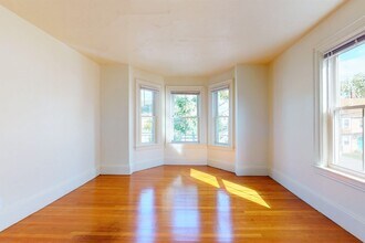 51 Robbins St in Waltham, MA - Building Photo - Building Photo