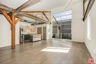 527 Molino St in Los Angeles, CA - Building Photo