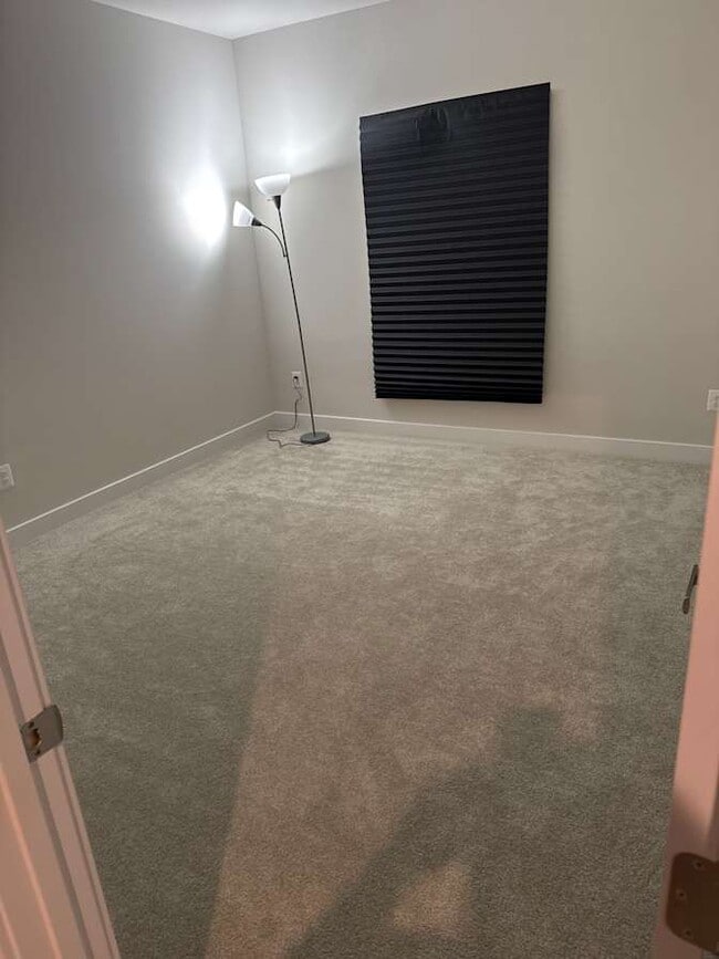 24104 Newtonmore Ter, Unit Looking for FEMALE TENANT in Dulles, VA - Building Photo - Building Photo
