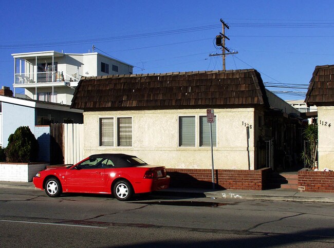 1128 W Balboa Blvd in Newport Beach, CA - Foto de edificio - Building Photo