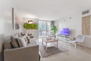 1 SE 12th St in Miami, FL - Building Photo