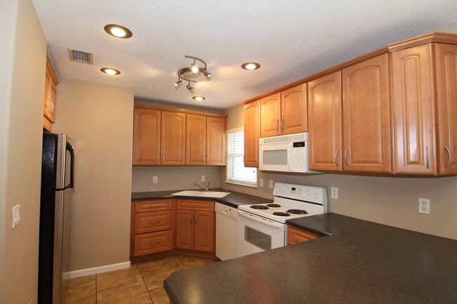 2385 Pennsylvania Ave in Oviedo, FL - Building Photo - Building Photo