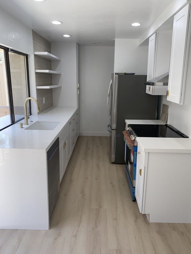 2742 Ariane Dr in San Diego, CA - Building Photo - Building Photo