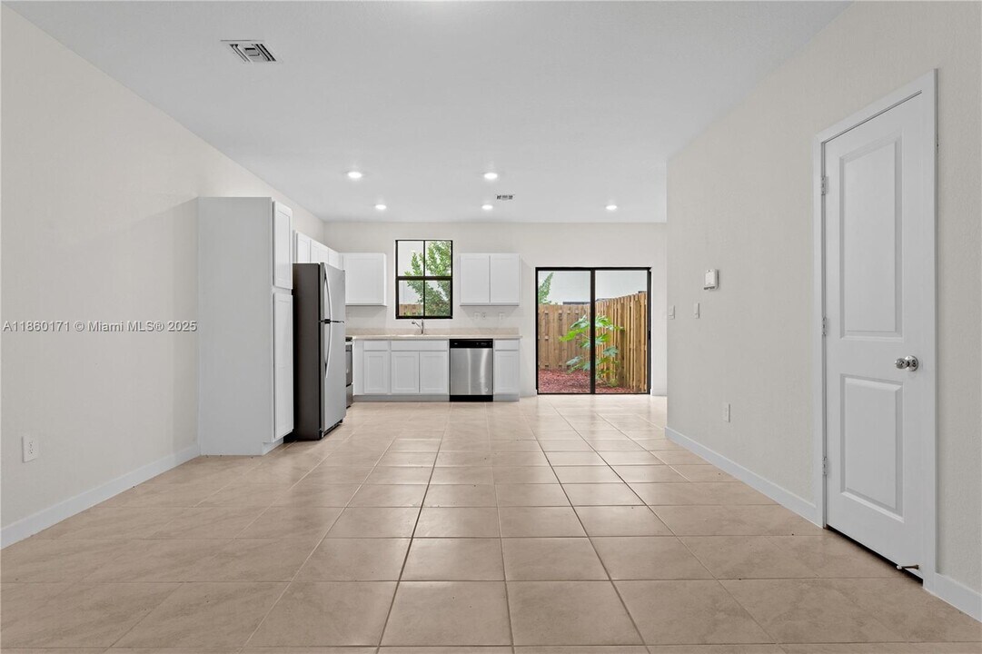 433 NE 12th St in Florida City, FL - Building Photo