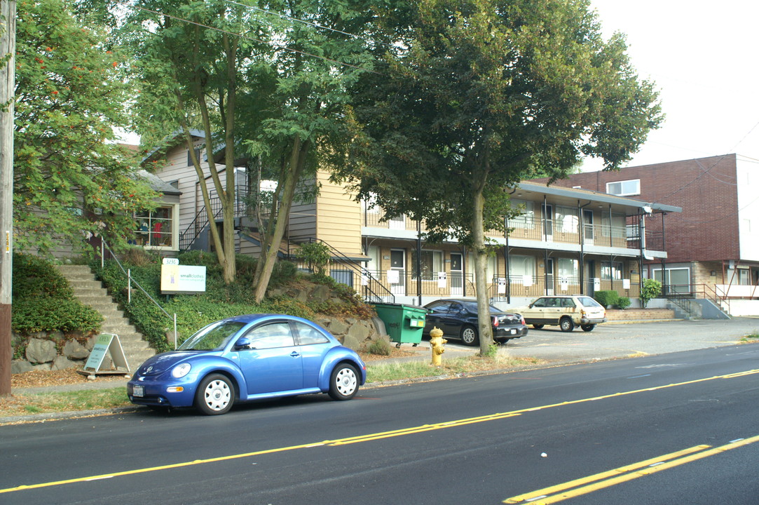 3240 California Ave SW in Seattle, WA - Building Photo