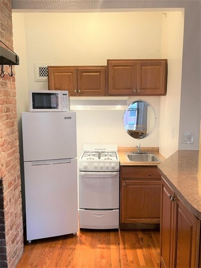 910 Massachusetts Ave, Unit 1 in Cambridge, MA - Foto de edificio - Building Photo