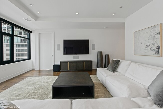 668 N Kingsbury St in Chicago, IL - Building Photo - Building Photo